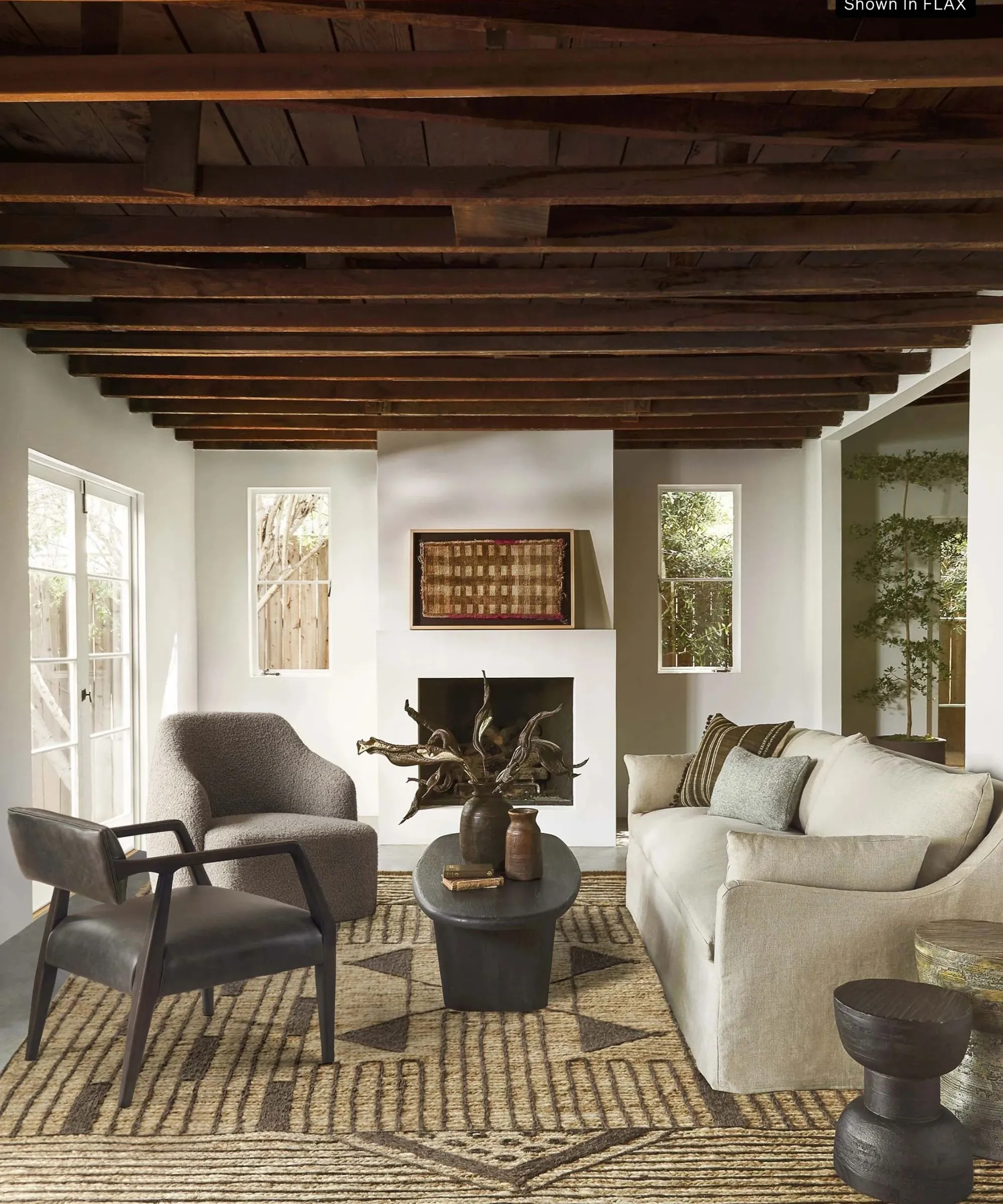 Soggiorno bianco con travi in ​​legno e divano color crema' loading='lazy' title=