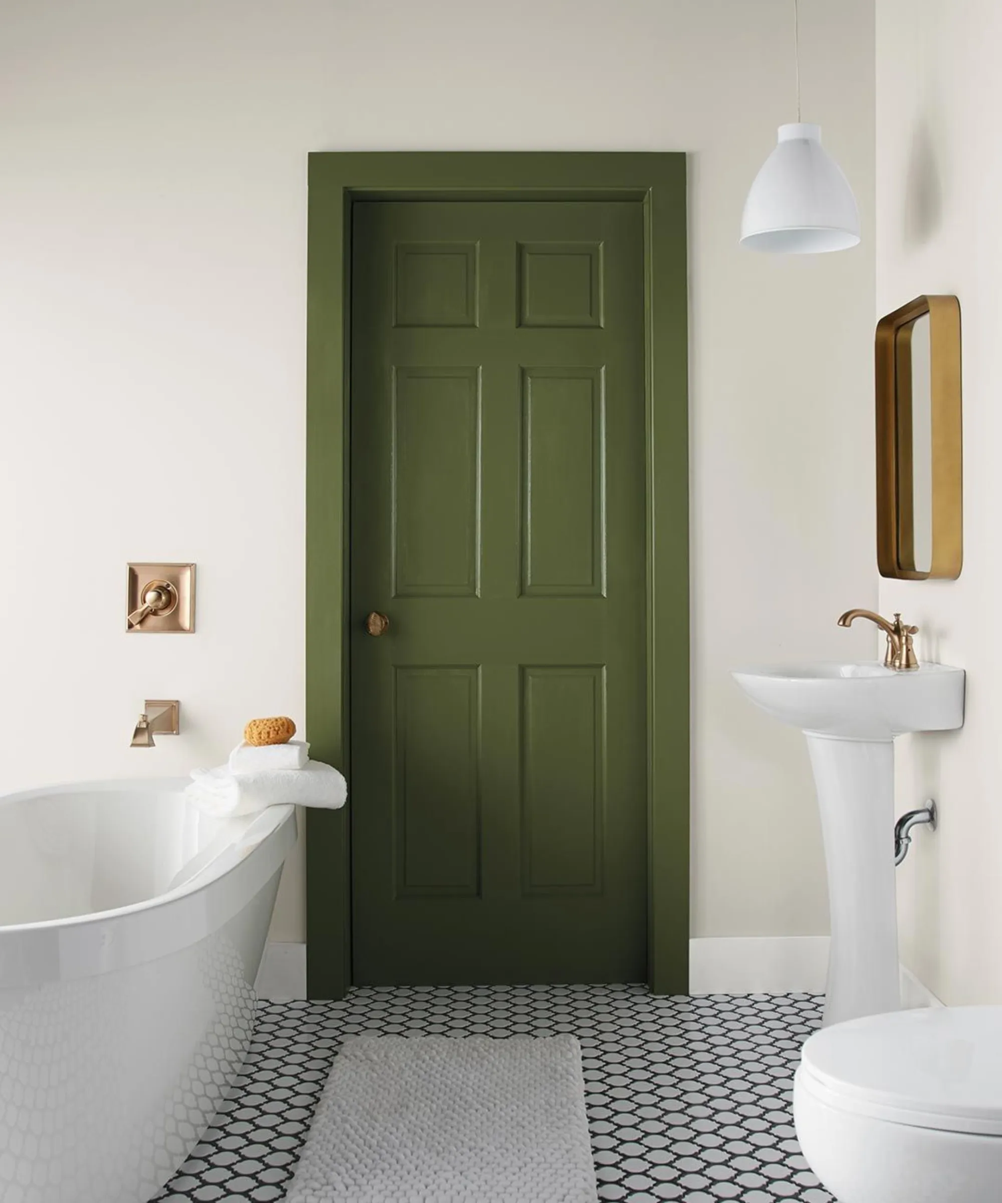 un bagno bianco con vasca, lavandino freestanding, pavimento piastrellato e porta verde' loading='lazy' title=