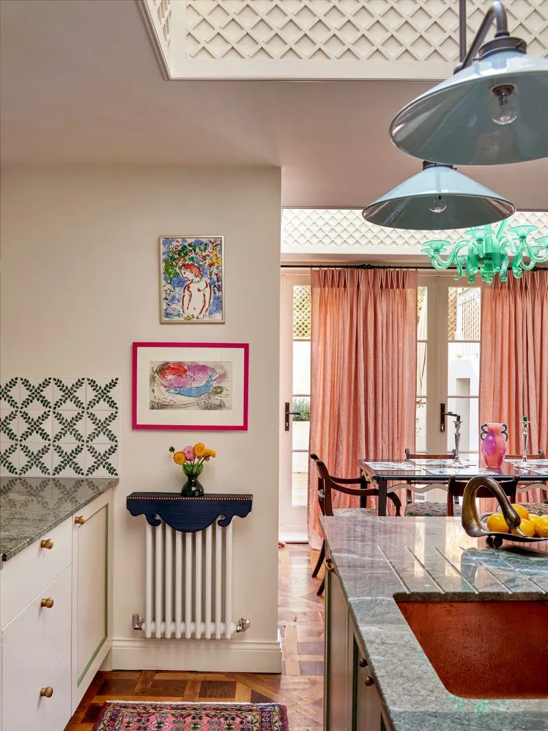 Copriradiatore decorativo blu navy all'interno di una cucina giocosa' loading='lazy' title=