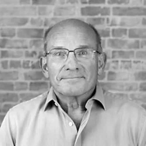 Zakladateľ Elite Renewables Martyn Fowler je popredný odborník na obnoviteľné technológie, ktorý posledné dve desaťročia pracuje s tepelnými čerpadlami a systémami HVAC. Jeho vášeň pre dekarbonizáciu v spojení s hlbokými technickými skúsenosťami s technológiou z neho robí jedného z odborníkov v tomto odvetví na všetko, čo sa týka obnoviteľných zdrojov.' loading='lazy' title=