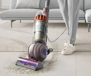 Un aspirateur vertical Shark Stratos sur fond blanc