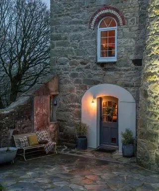 夕方の家の玄関の外観。