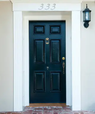 Jak zabezpieczyć drzwi wejściowe przed włamaniem, aby zapobiec włamaniom – 8 bezpiecznych sposobów