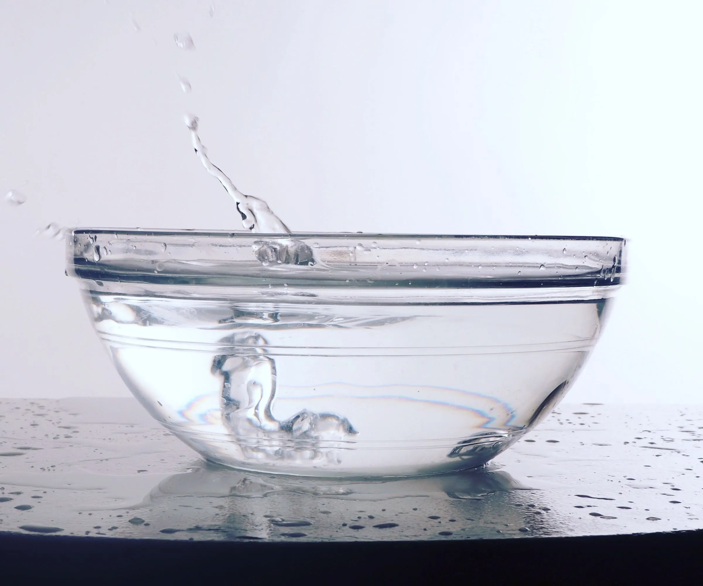 Una piccola ciotola di vetro di aceto bianco' loading='lazy' title=