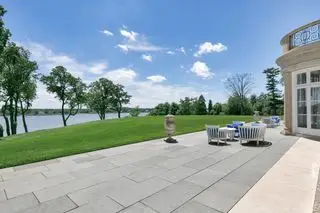 היכנסו לתוך הטירה המפוארת של ג'ון בון ג'ובי על שפת המים בניו ג'רזי