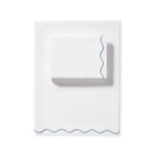 海岸沿いの寝具、青と白の配色の寝室